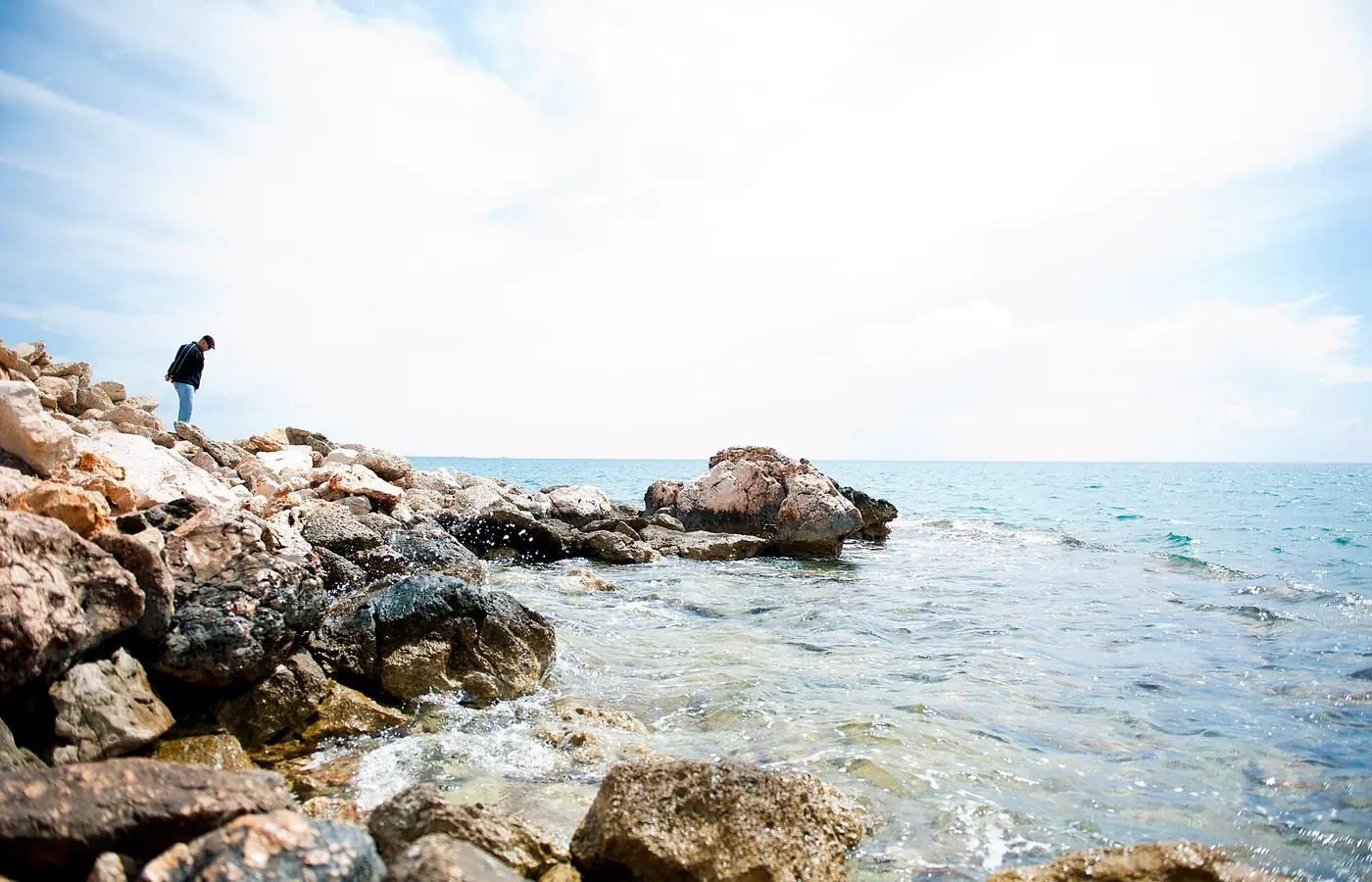 Mersin kıyısında kayalıklar ve deniz