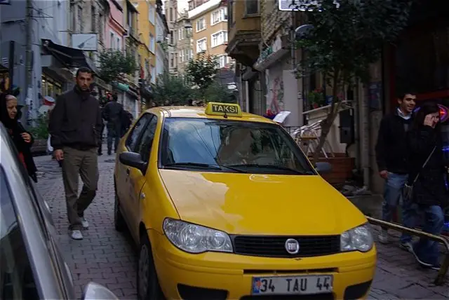 Sokakta bekleyen sarı taksi